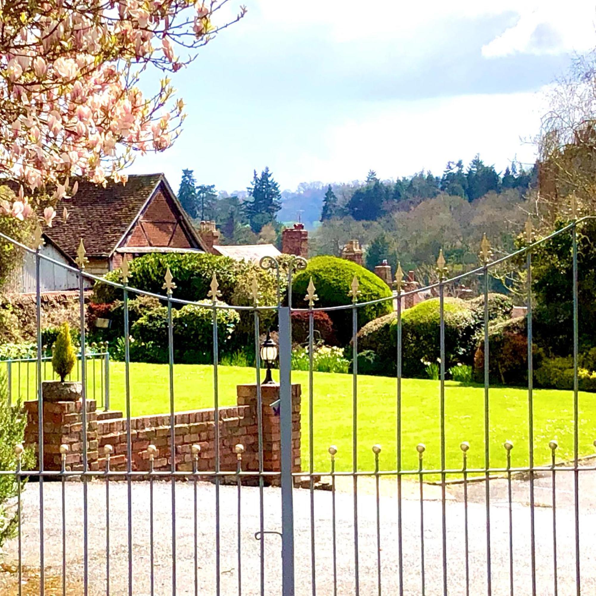 Flower Cottage By Ludlow Castle With Onsite Parking Exteriör bild